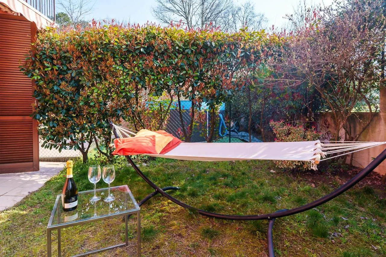 Central Lakes Golf & Private Garden Travedona Apartment